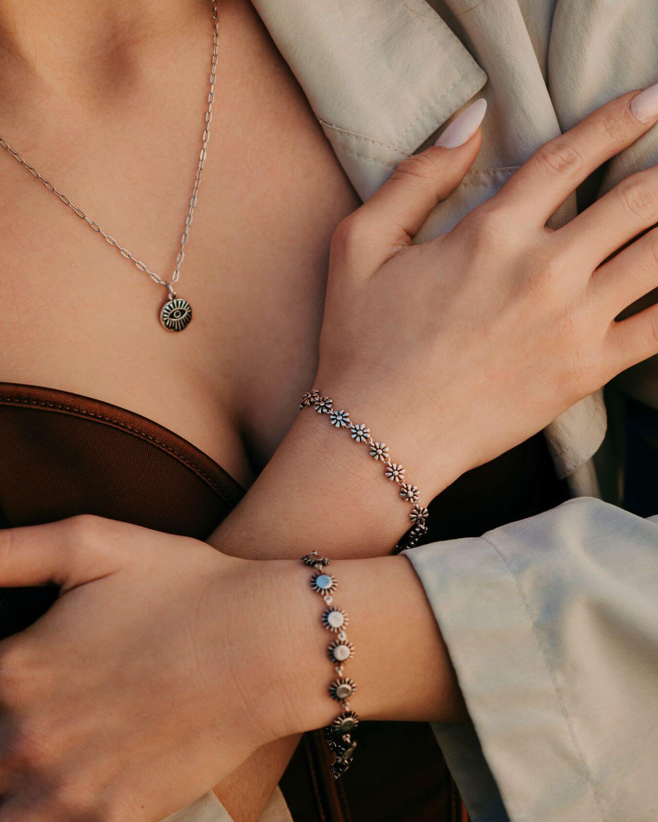 GAZE NECKLACE