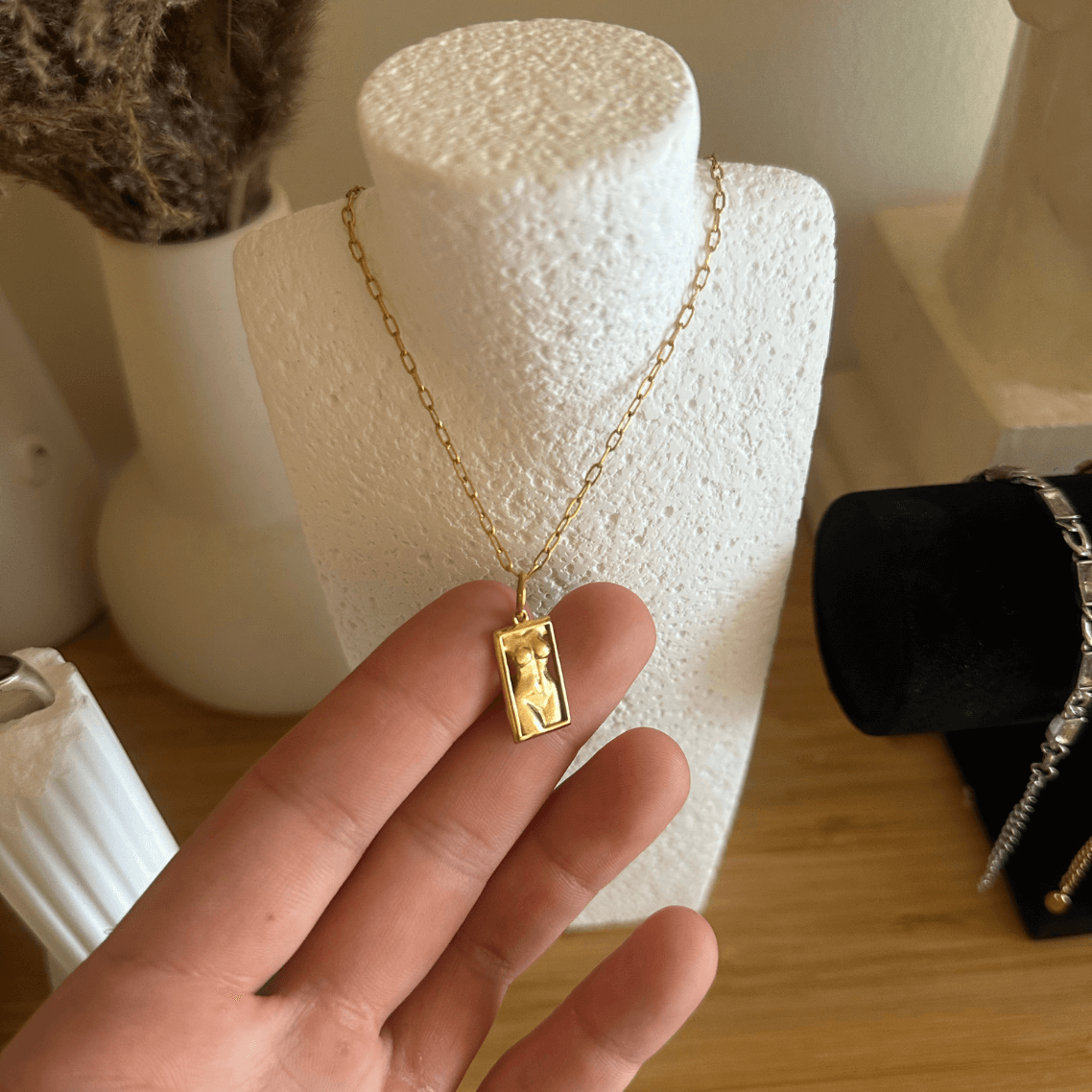 VENUS NECKLACE